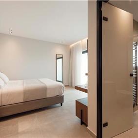 3 bedroom penthouse apartment with pool in Chania town, sleeps 6